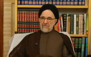 چرا سید محمد خاتمی در مراسم وداع و نماز بر پیکر مطهر رهبر شهید انقلاب حاضر نشد؟