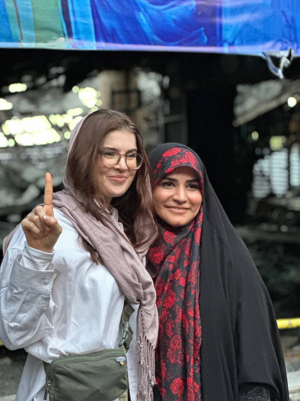 عکس یادگاری خبرنگار آمریکایی با سحر امامی مقابل ساختمان شیشه‌ای صدا و سیما