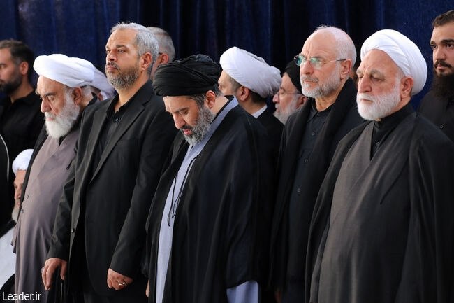 حضور فرزندان رهبر شهید انقلاب در نماز بر پیکر مطهر+عکس