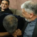 بوسه جنجالی عادل فردوسی‌پور بر دست وزیر دولت پزشکیان در مراسم ختم اکبر عبدی